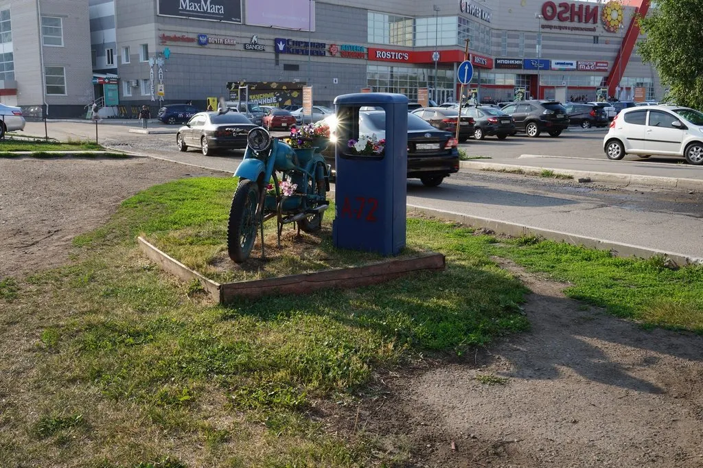 Барнаул. Мотоцикл и бензоколонка