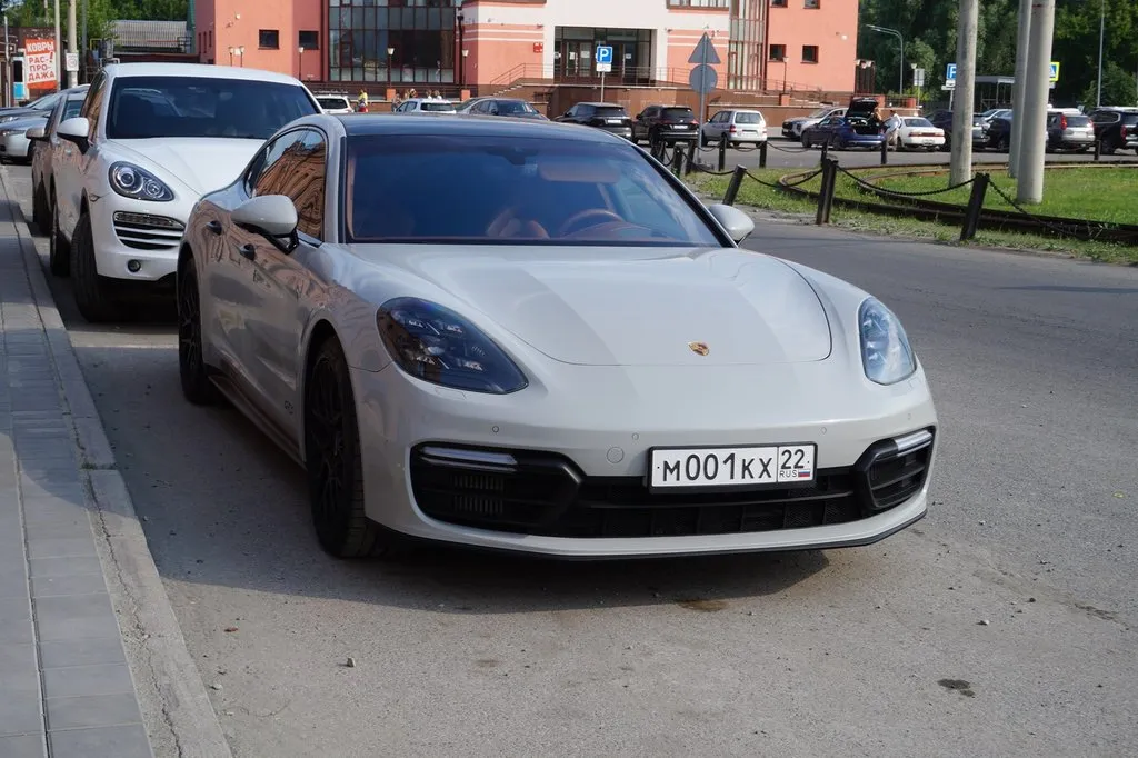 Два барнаульских порша Porsche, Panamera